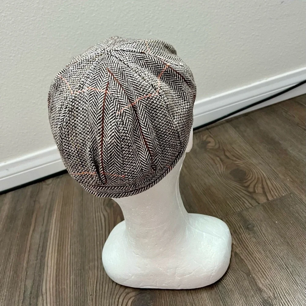 Stylish Tweed Cap with Button Accents